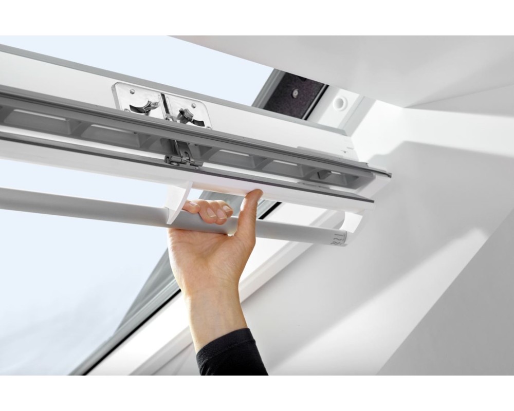 Ventana giratoria manual madera pintada blanco Velux GGL CK06 2070