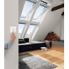 Ventana giratoria manual madera pintada blanco Velux GGL SK01 207021