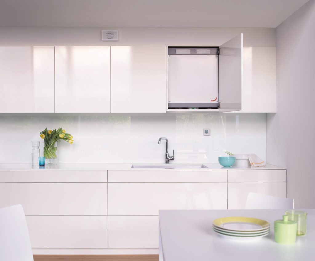 sistema de ventilación mecánica Zehnder Comfoair 180 instalado de manera invisible en armario de cocina