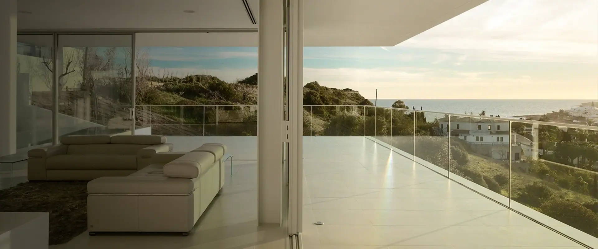 Barandilla de vidrio Q-railing en una terraza con vistas al mar